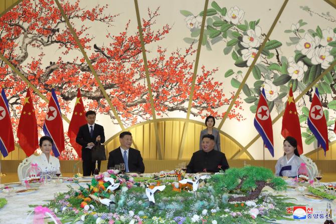 Supreme Leader Kim Jong Un Hosts Banquet for President Xi Jinping