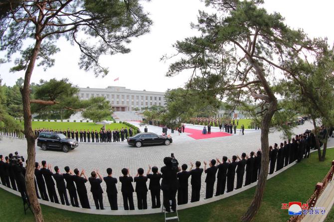 Supreme Leader Kim Jong Un and President Xi Jinping Have Photo Session