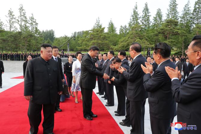 Supreme Leader Kim Jong Un and President Xi Jinping Have Photo Session