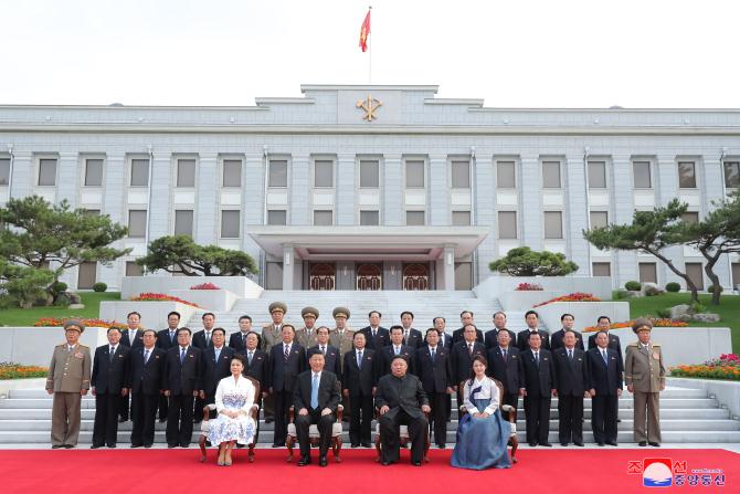 Supreme Leader Kim Jong Un and President Xi Jinping Have Photo Session