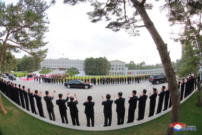 Supreme Leader Kim Jong Un and President Xi Jinping Have Photo Session