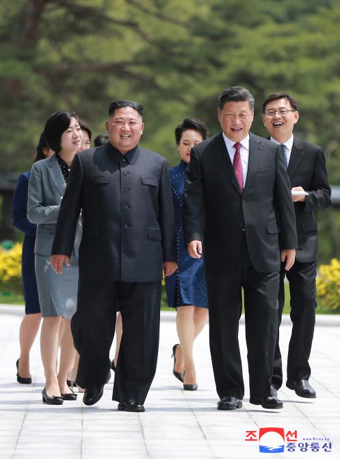 경애하는 최고령도자 김정은동지께서 습근평동지와 팽려원녀사를 위하여 오찬을 마련하시였다