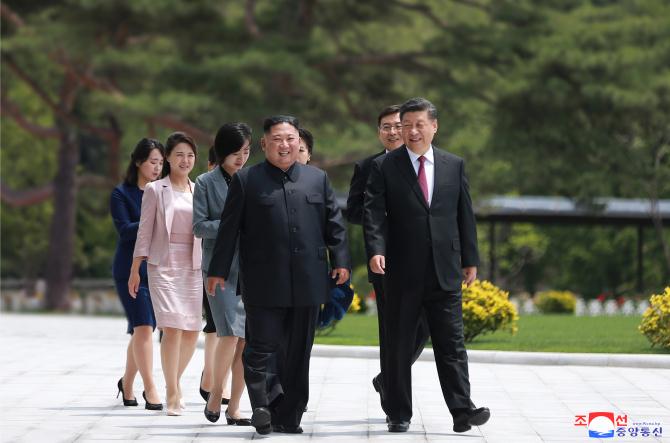 경애하는 최고령도자 김정은동지께서 습근평동지와 팽려원녀사를 위하여 오찬을 마련하시였다