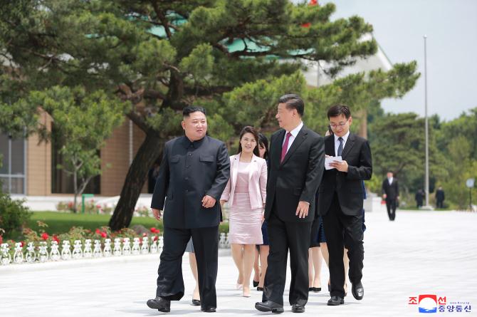 경애하는 최고령도자 김정은동지께서 습근평동지와 팽려원녀사를 위하여 오찬을 마련하시였다