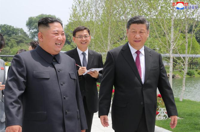 경애하는 최고령도자 김정은동지께서 습근평동지와 팽려원녀사를 위하여 오찬을 마련하시였다