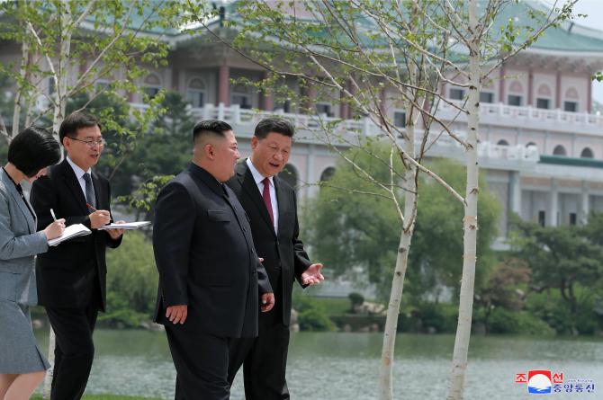 경애하는 최고령도자 김정은동지께서 습근평동지와 팽려원녀사를 위하여 오찬을 마련하시였다