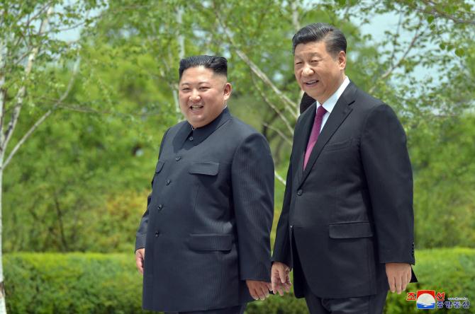 경애하는 최고령도자 김정은동지께서 습근평동지와 팽려원녀사를 위하여 오찬을 마련하시였다