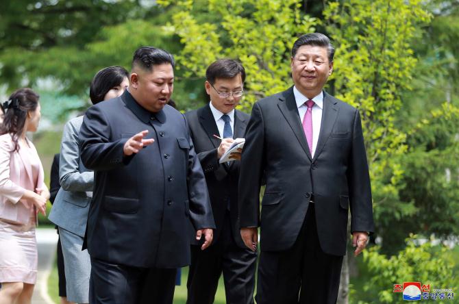 경애하는 최고령도자 김정은동지께서 습근평동지와 팽려원녀사를 위하여 오찬을 마련하시였다