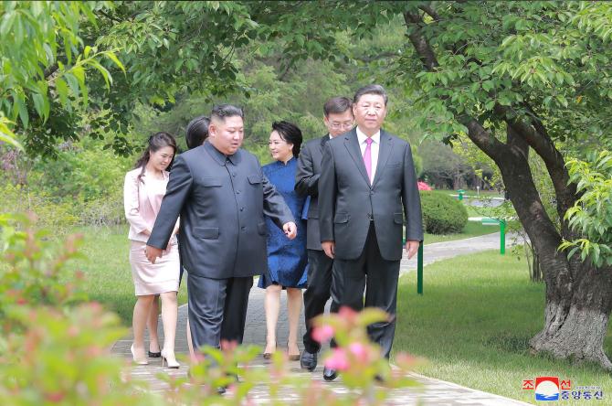 경애하는 최고령도자 김정은동지께서 습근평동지와 팽려원녀사를 위하여 오찬을 마련하시였다