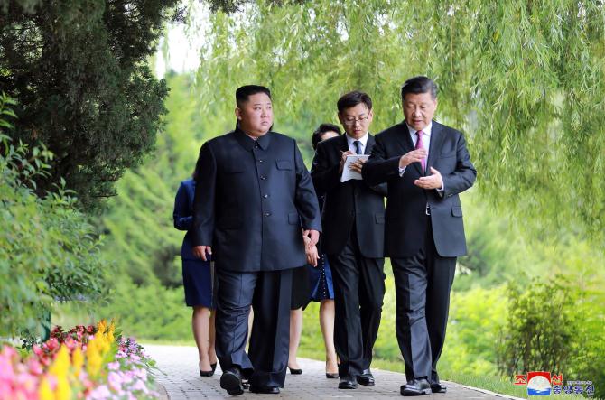 경애하는 최고령도자 김정은동지께서 습근평동지와 팽려원녀사를 위하여 오찬을 마련하시였다