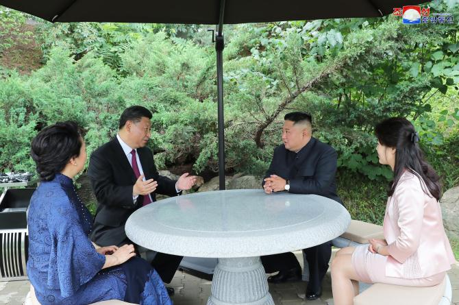 경애하는 최고령도자 김정은동지께서 습근평동지와 팽려원녀사를 위하여 오찬을 마련하시였다