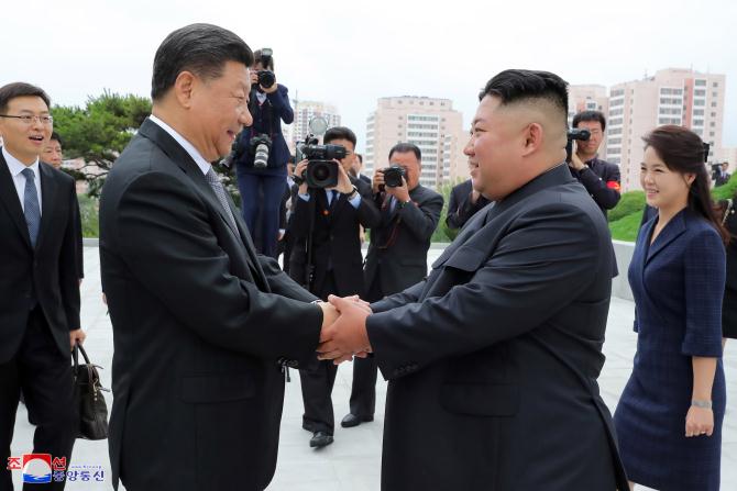 중국공산당 중앙위원회 총서기, 중화인민공화국 주석 습근평동지 우의탑에 꽃바구니 진정