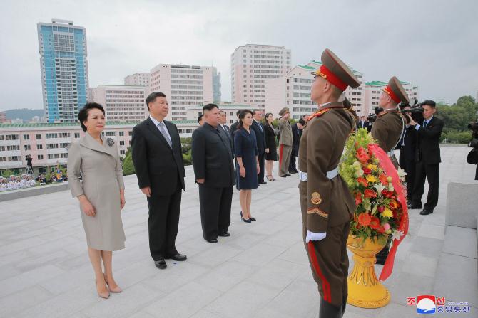 중국공산당 중앙위원회 총서기, 중화인민공화국 주석 습근평동지 우의탑에 꽃바구니 진정