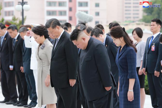중국공산당 중앙위원회 총서기, 중화인민공화국 주석 습근평동지 우의탑에 꽃바구니 진정