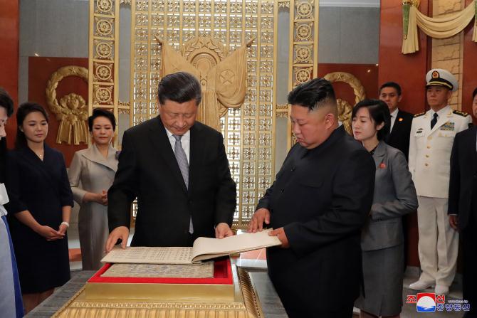 중국공산당 중앙위원회 총서기, 중화인민공화국 주석 습근평동지 우의탑에 꽃바구니 진정