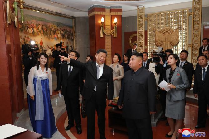 중국공산당 중앙위원회 총서기, 중화인민공화국 주석 습근평동지 우의탑에 꽃바구니 진정