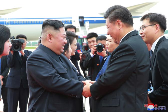 우리 나라를 국가방문한 중국공산당 중앙위원회 총서기, 중화인민공화국 주석 평양을 출발 경애하는 최고령도자 김정은동지께서 습근평동지를 따뜻이 환송하시였다