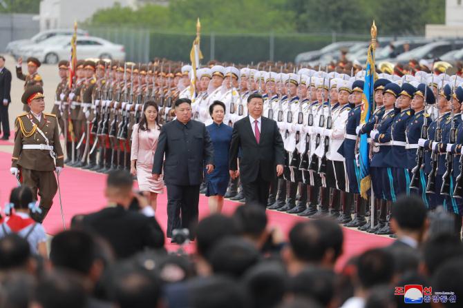 우리 나라를 국가방문한 중국공산당 중앙위원회 총서기, 중화인민공화국 주석 평양을 출발 경애하는 최고령도자 김정은동지께서 습근평동지를 따뜻이 환송하시였다
