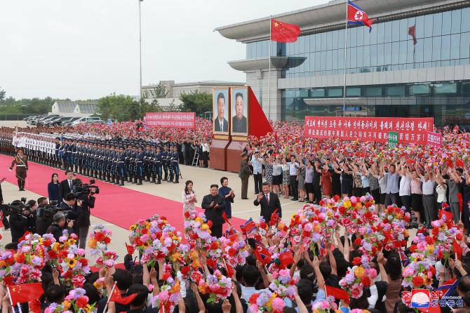 우리 나라를 국가방문한 중국공산당 중앙위원회 총서기, 중화인민공화국 주석 평양을 출발 경애하는 최고령도자 김정은동지께서 습근평동지를 따뜻이 환송하시였다