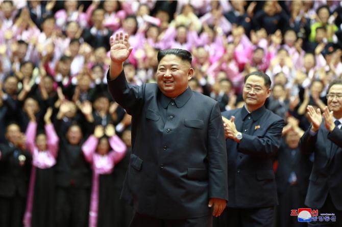 Supreme Leader Kim Jong Un Has Photo Session with Participants in 14th National Conference of Teachers