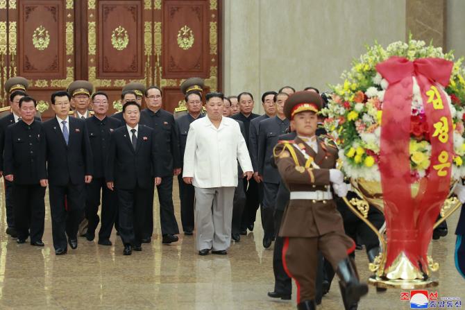 경애하는 최고령도자 김정은동지께서 조선로동당창건 74돐에 즈음하여 당중앙위원회 정치국 성원들과 함께 금수산태양궁전을 찾으시였다