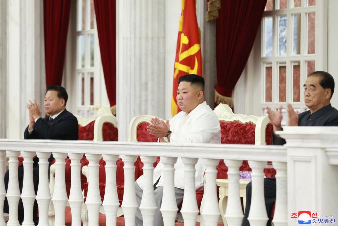 경애하는 최고령도자 김정은동지께서 조선로동당창건 74돐 경축공연을 관람하시였다