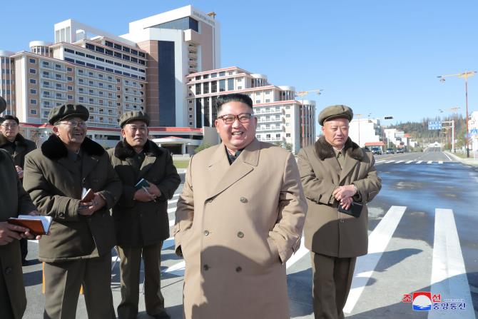 경애하는 최고령도자 김정은동지께서 삼지연군안의 건설장들을 현지지도하시였다