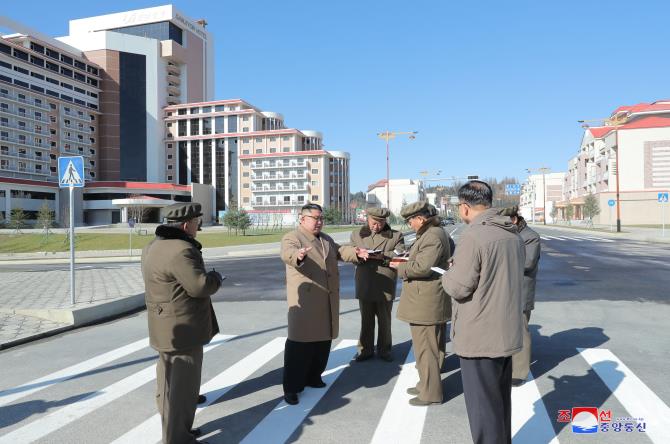 경애하는 최고령도자 김정은동지께서 삼지연군안의 건설장들을 현지지도하시였다