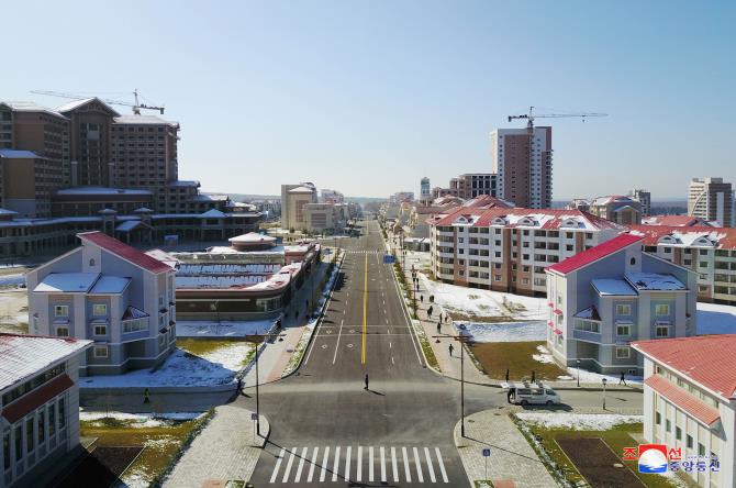 경애하는 최고령도자 김정은동지께서 삼지연군안의 건설장들을 현지지도하시였다
