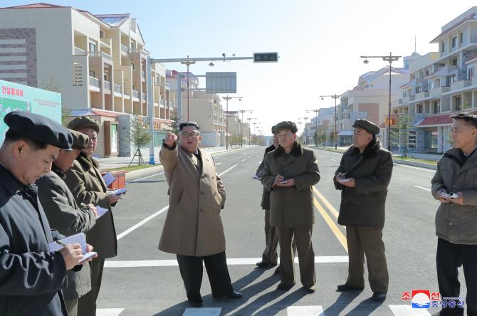 경애하는 최고령도자 김정은동지께서 삼지연군안의 건설장들을 현지지도하시였다