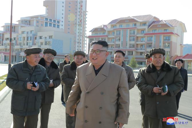 경애하는 최고령도자 김정은동지께서 삼지연군안의 건설장들을 현지지도하시였다