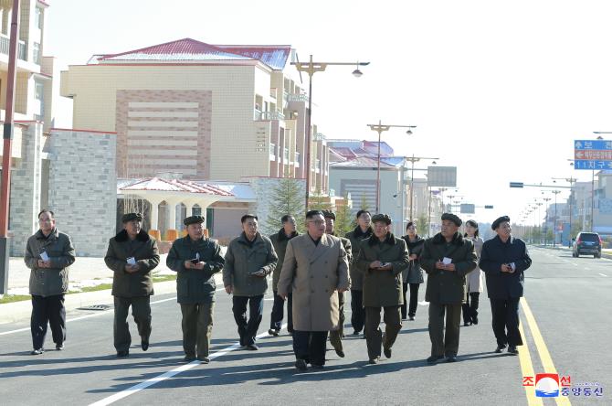 경애하는 최고령도자 김정은동지께서 삼지연군안의 건설장들을 현지지도하시였다