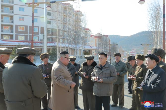 경애하는 최고령도자 김정은동지께서 삼지연군안의 건설장들을 현지지도하시였다