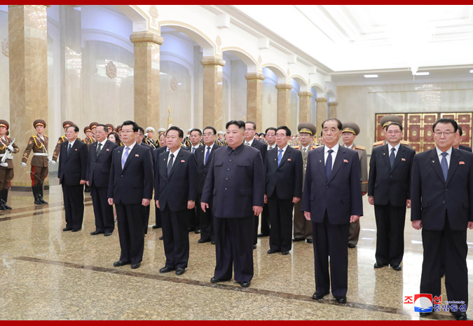 경애하는 최고령도자 김정은동지께서 민족최대의 경사스러운 태양절에 즈음하여 금수산태양궁전을 찾으시였다