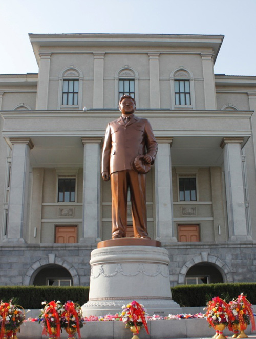 伟大领导者金正日同志的铜像